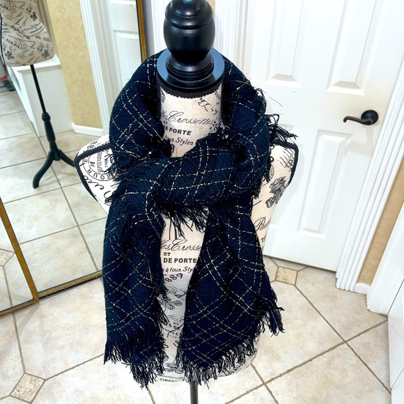 Pashmina, Wrap, Scarf Stunning Black & Gold Metallic - Picture 2 of 10